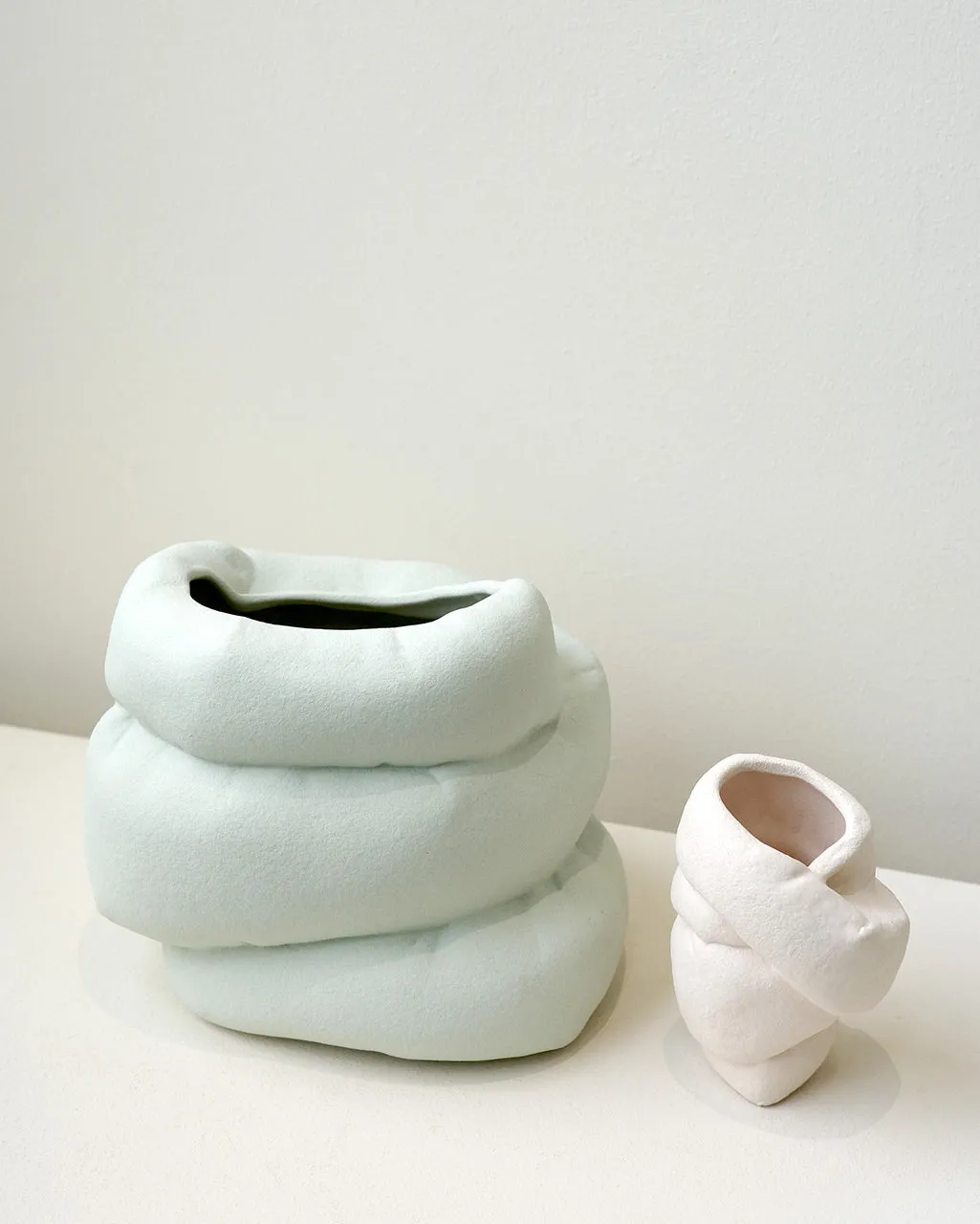 Completedworks Well Wrapped Small vase beige céramique