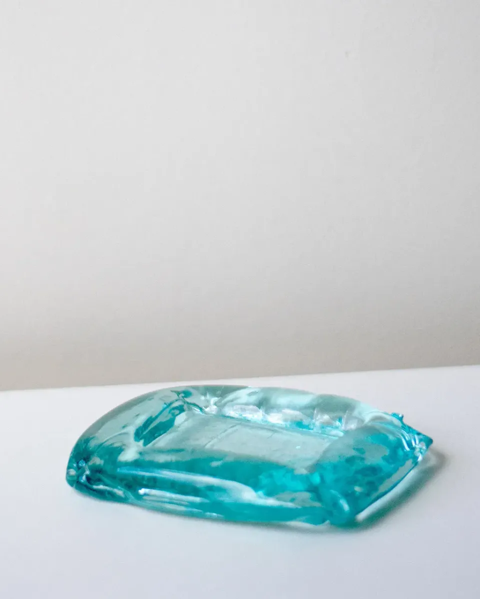 Completedworks Exhale cendrier coussin verre recyclé bleu
