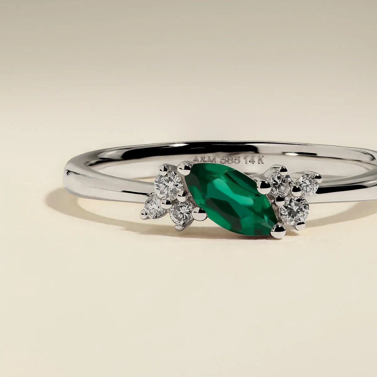 Astrid & Miyu Milestone bague émeraude mai or blanc