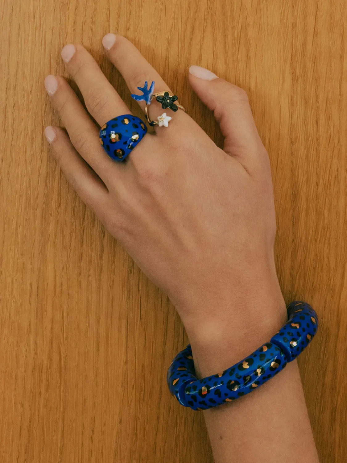 Nach Bijoux hirondelle bleue et fleurs bague ajustable dorée
