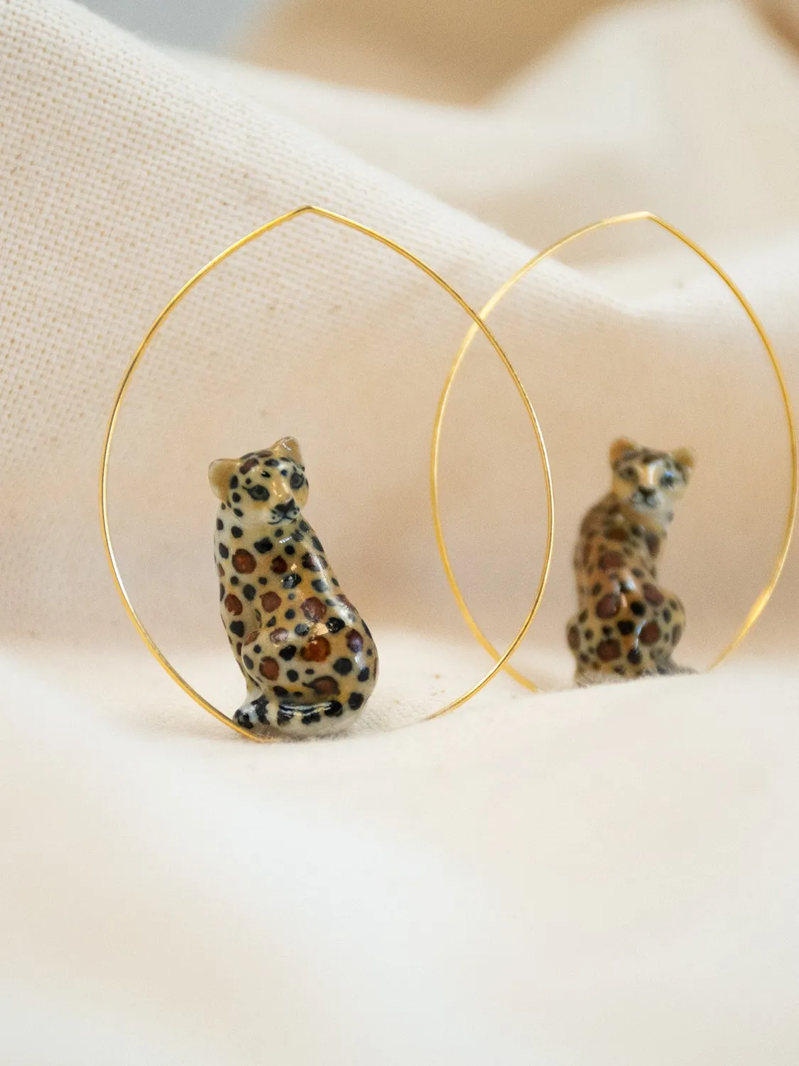 Nach Bijoux grandes créoles léopard boucles d'oreilles porcelaine