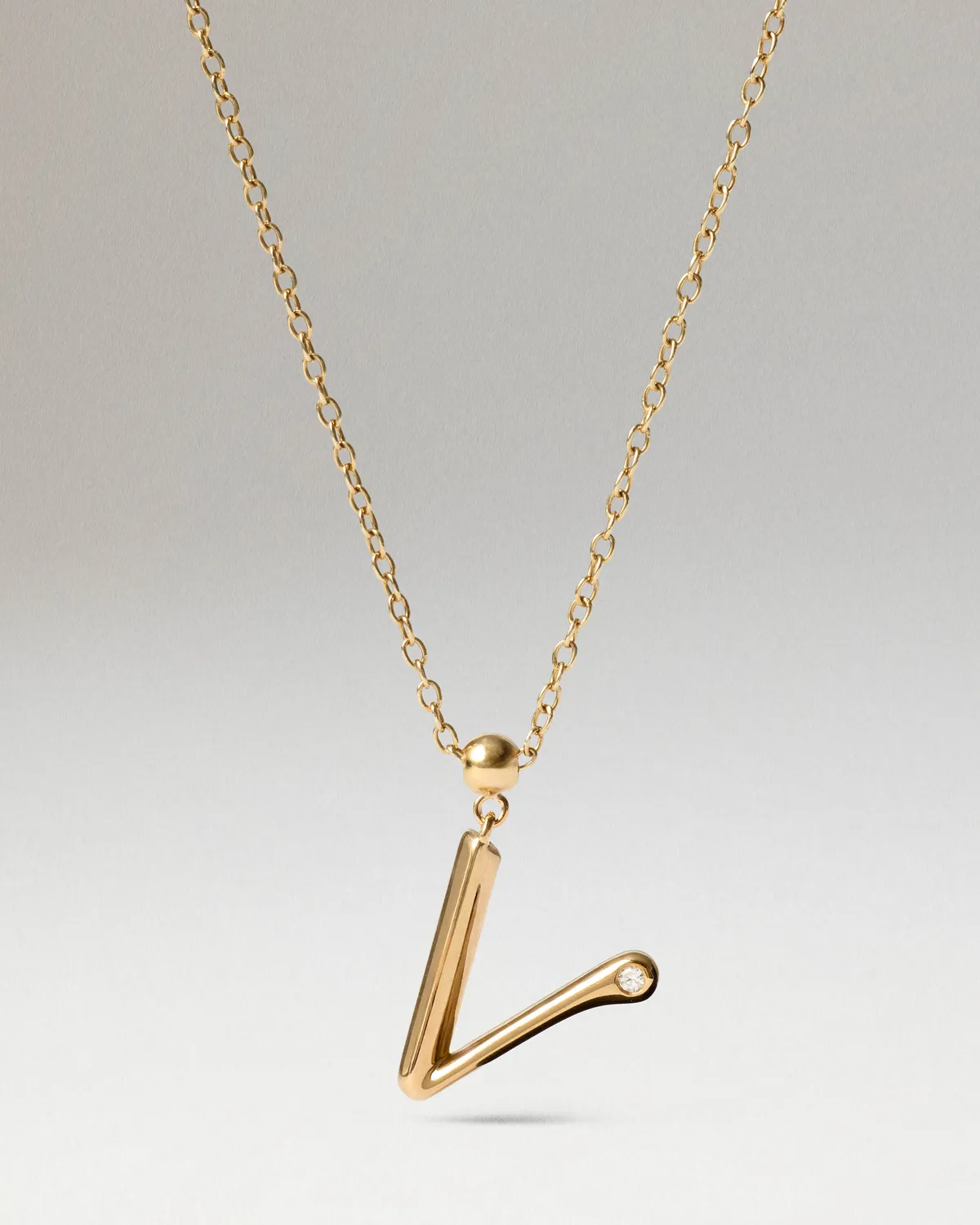 PDPAOLA Initial V charm lettre doré zirconia