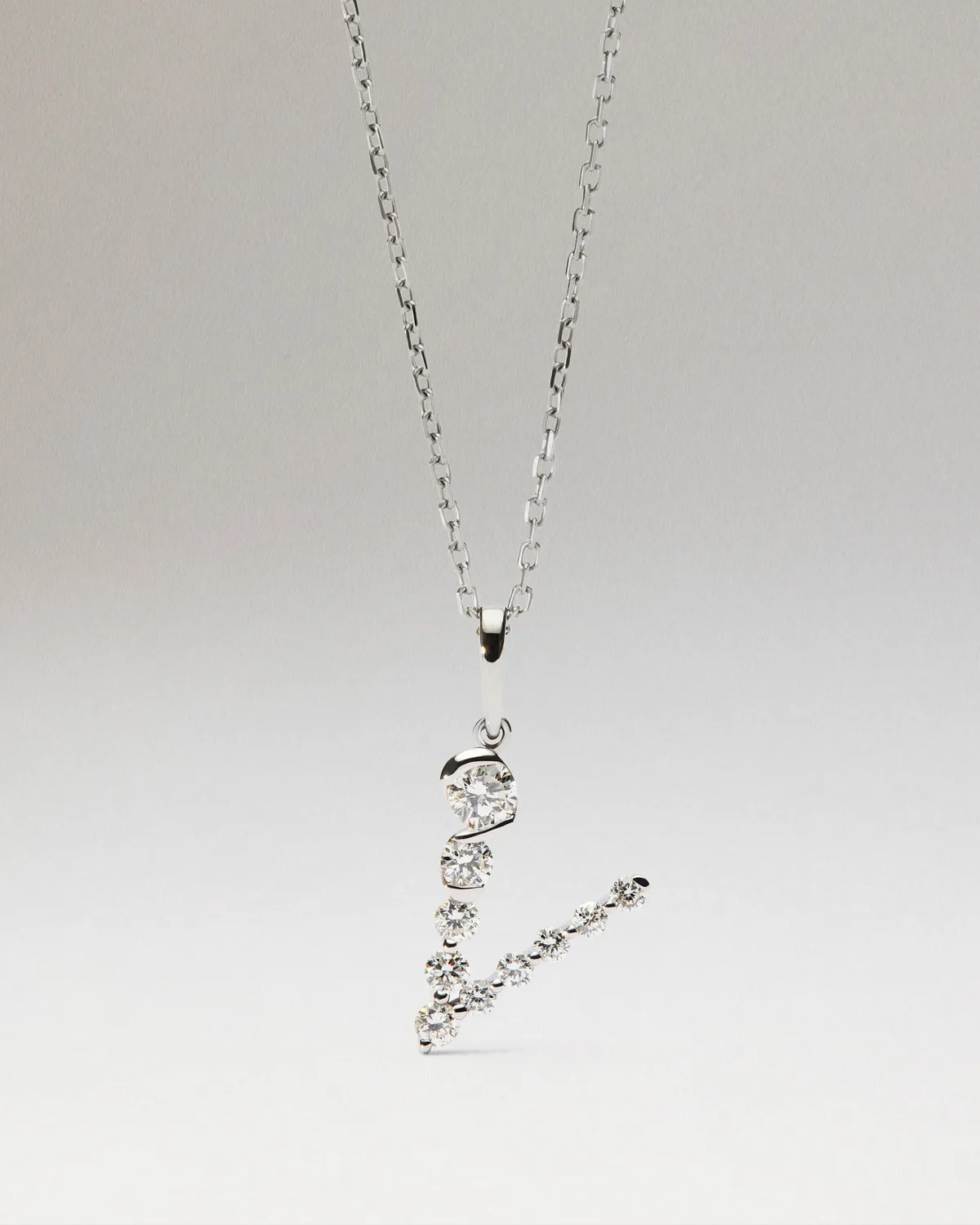 PDPAOLA Initials pendentif V or blanc 18 carats diamants