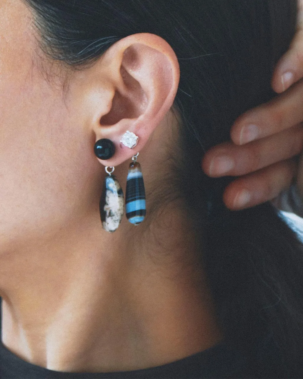 Completedworks Time Will Say Nothing boucles d’oreilles agate onyx