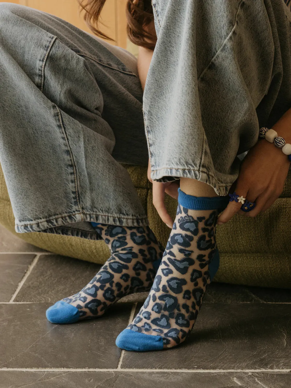 Nach Bijoux Cosmic chaussettes léopard bleu transparentes TU