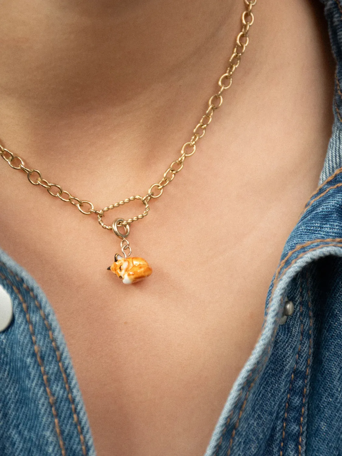Nach Bijoux renard endormi charm porcelaine dorée
