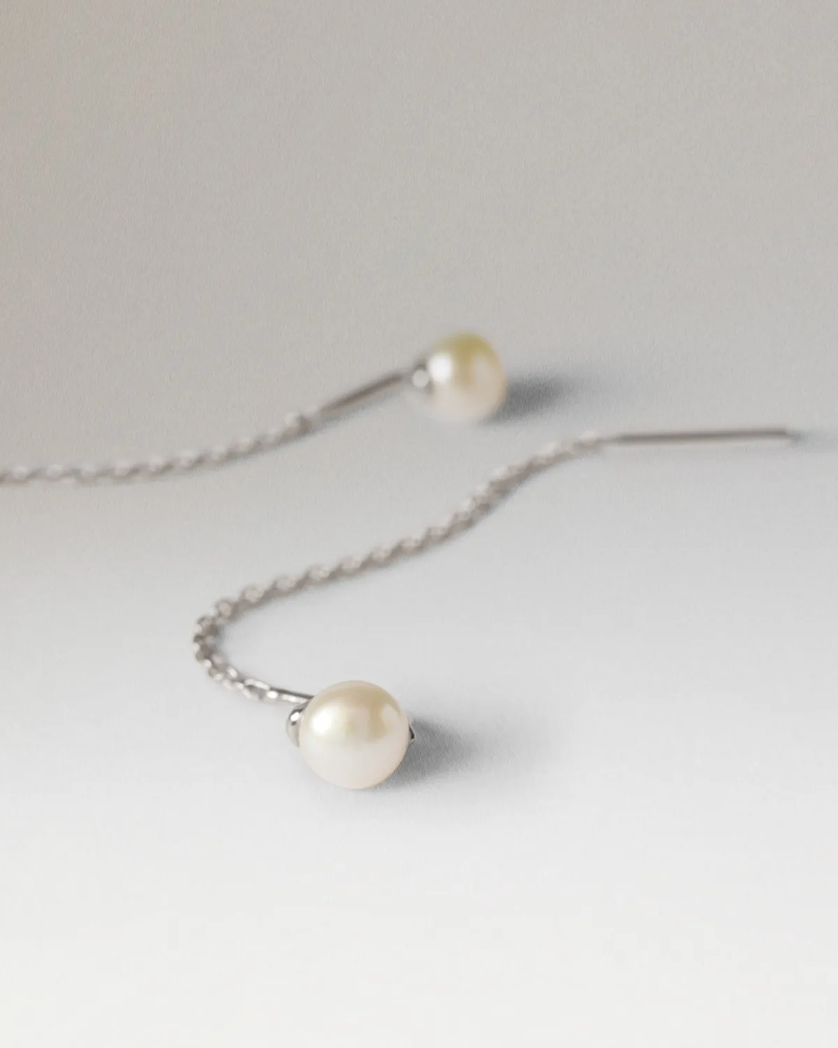 PDPAOLA La Perla Lyra boucles perle longue 55 mm