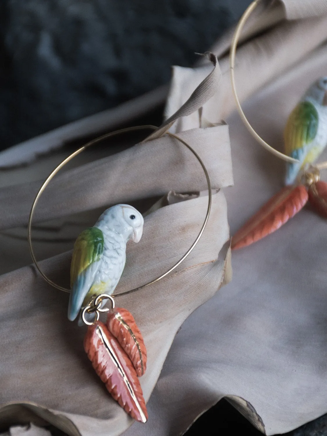 Nach Bijoux perroquet plumes grandes créoles 10 cm
