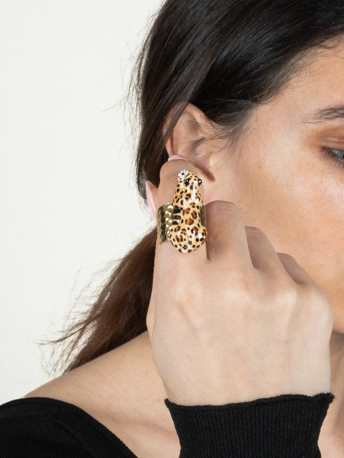 Nach Bijoux léopard couché bague martelée ajustable dorée