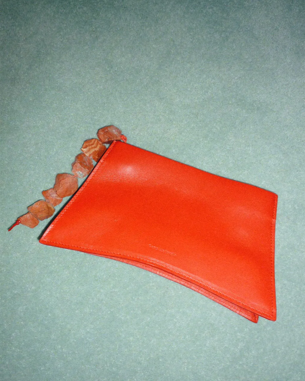 Completedworks The Rough Stone pochette cuir rouge pierre
