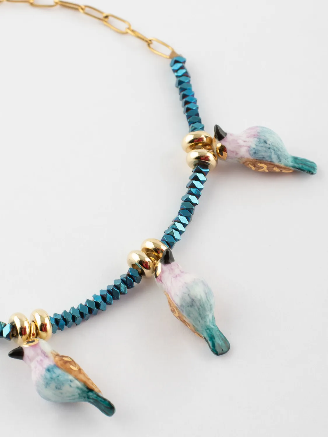 Nach Bijoux bracelet perles d'hématite et oiseaux porcelaine