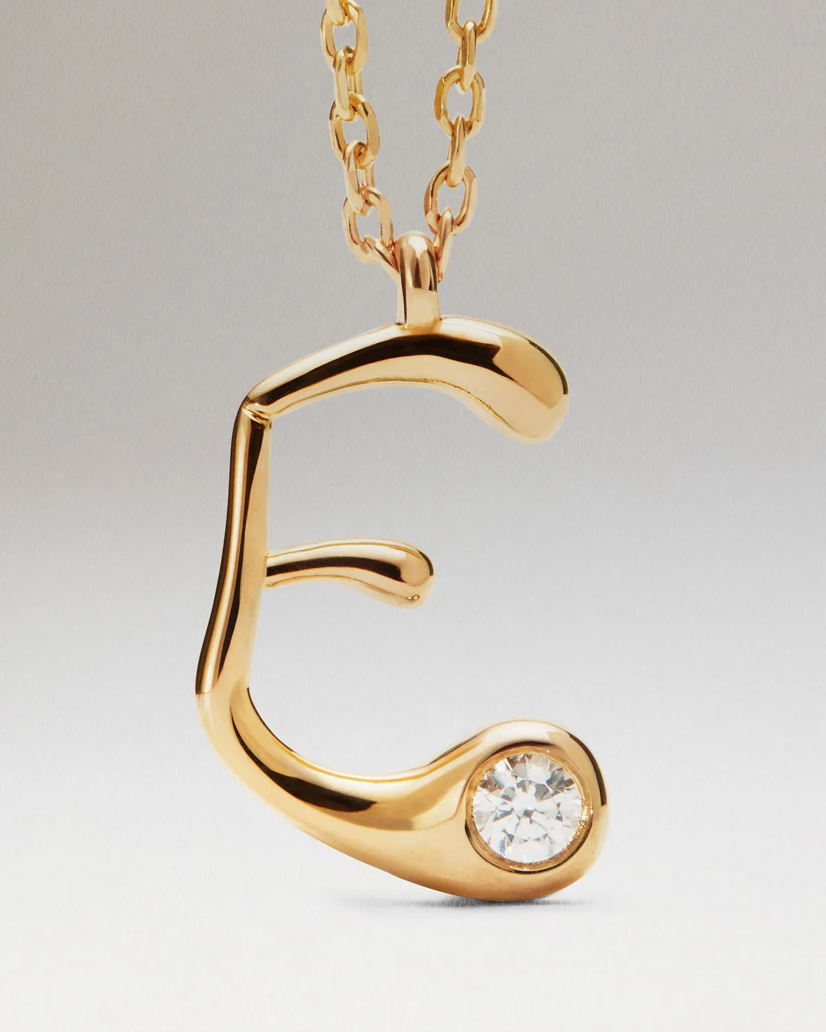 PDPAOLA E Initial collier lettre E doré