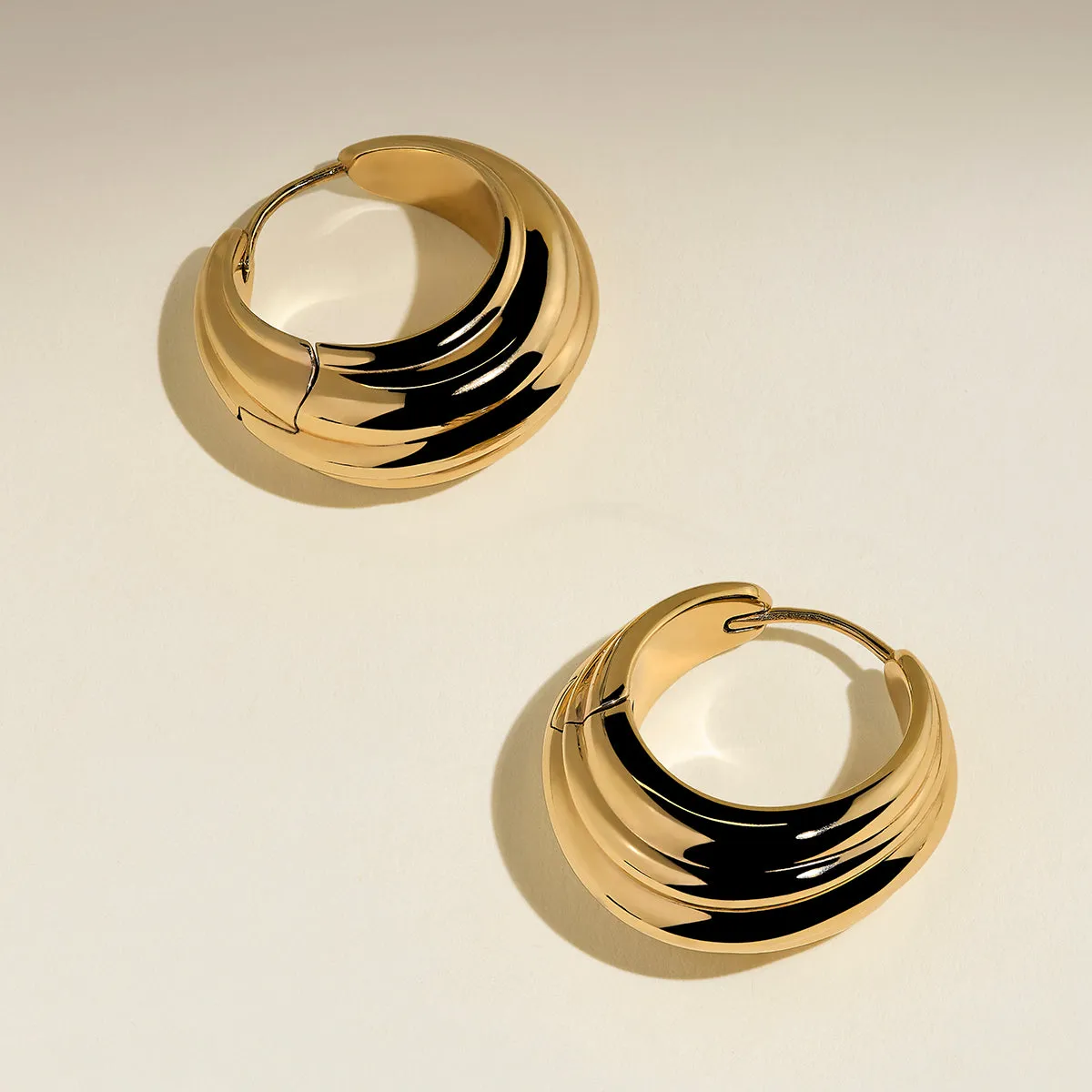 Astrid & Miyu Ripple Wave créoles plaqué or 18 carats