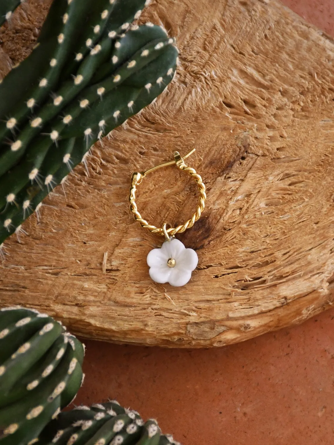Nach Bijoux Mini créole fleur blanche boucle à l'unité dorée