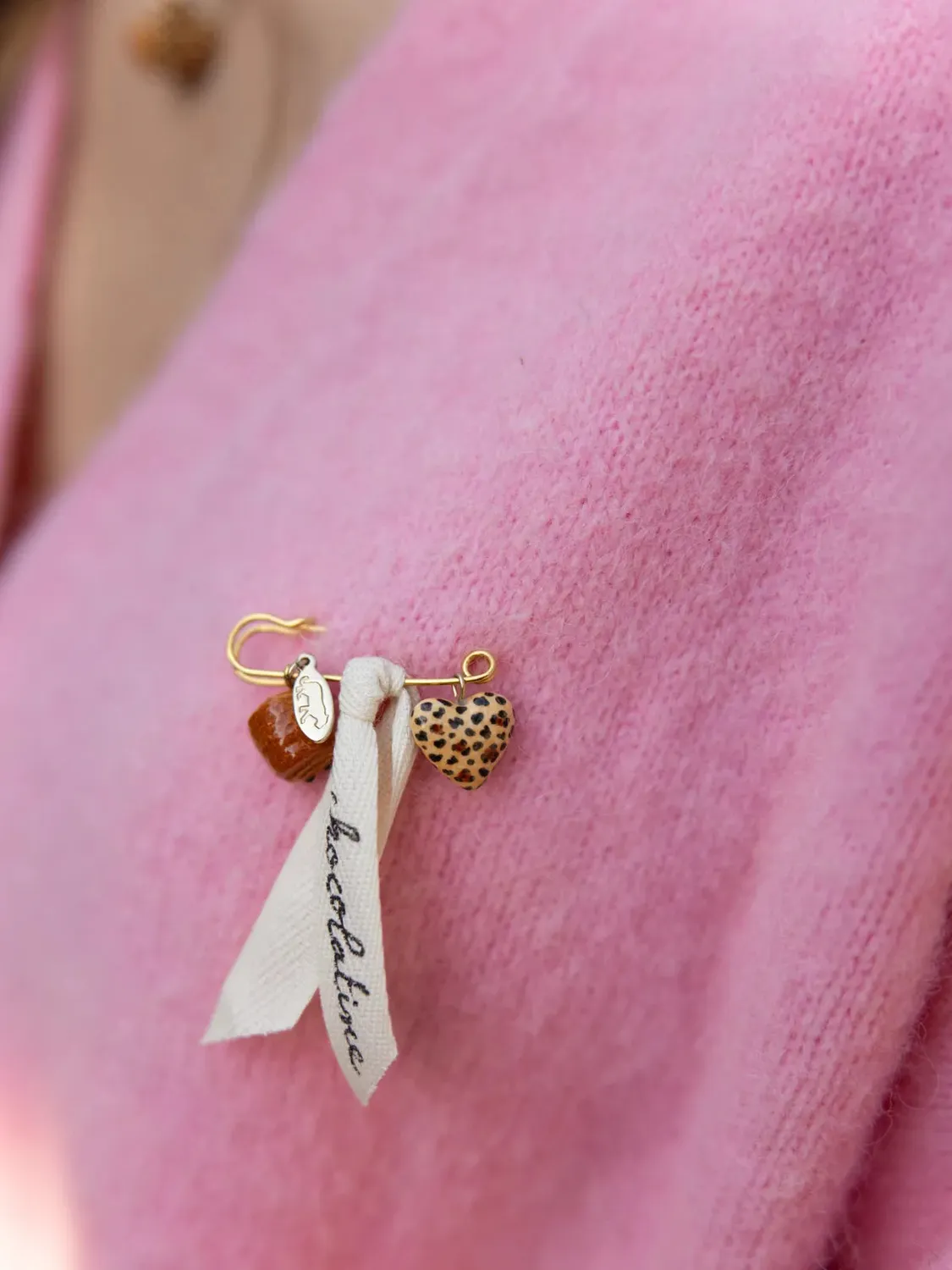 Nach Bijoux Chocolatine gilet rose boutons cœur