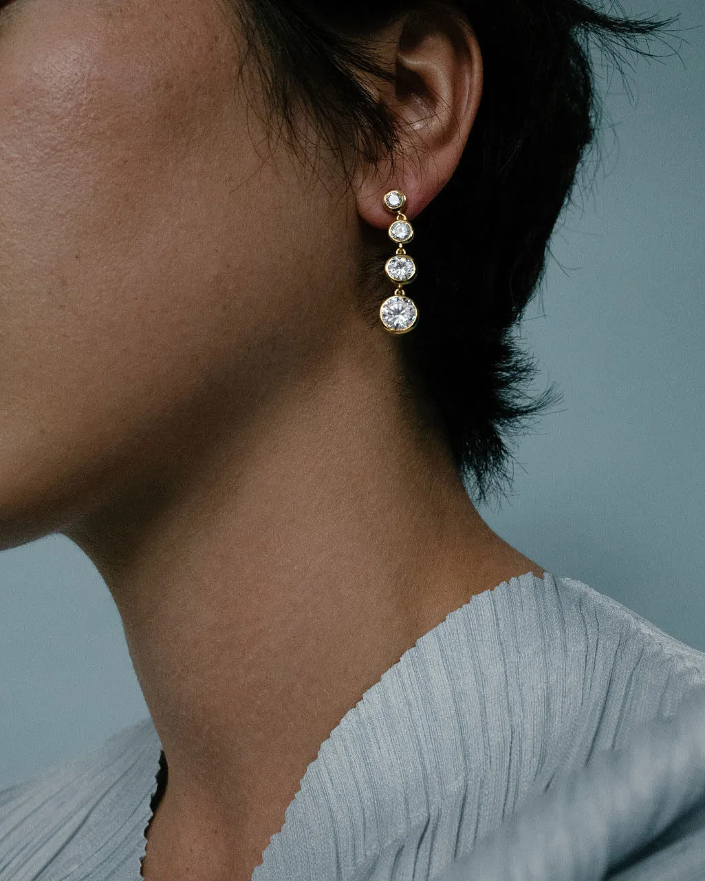 Completedworks Light of the Past II boucles d'oreilles zircone doré