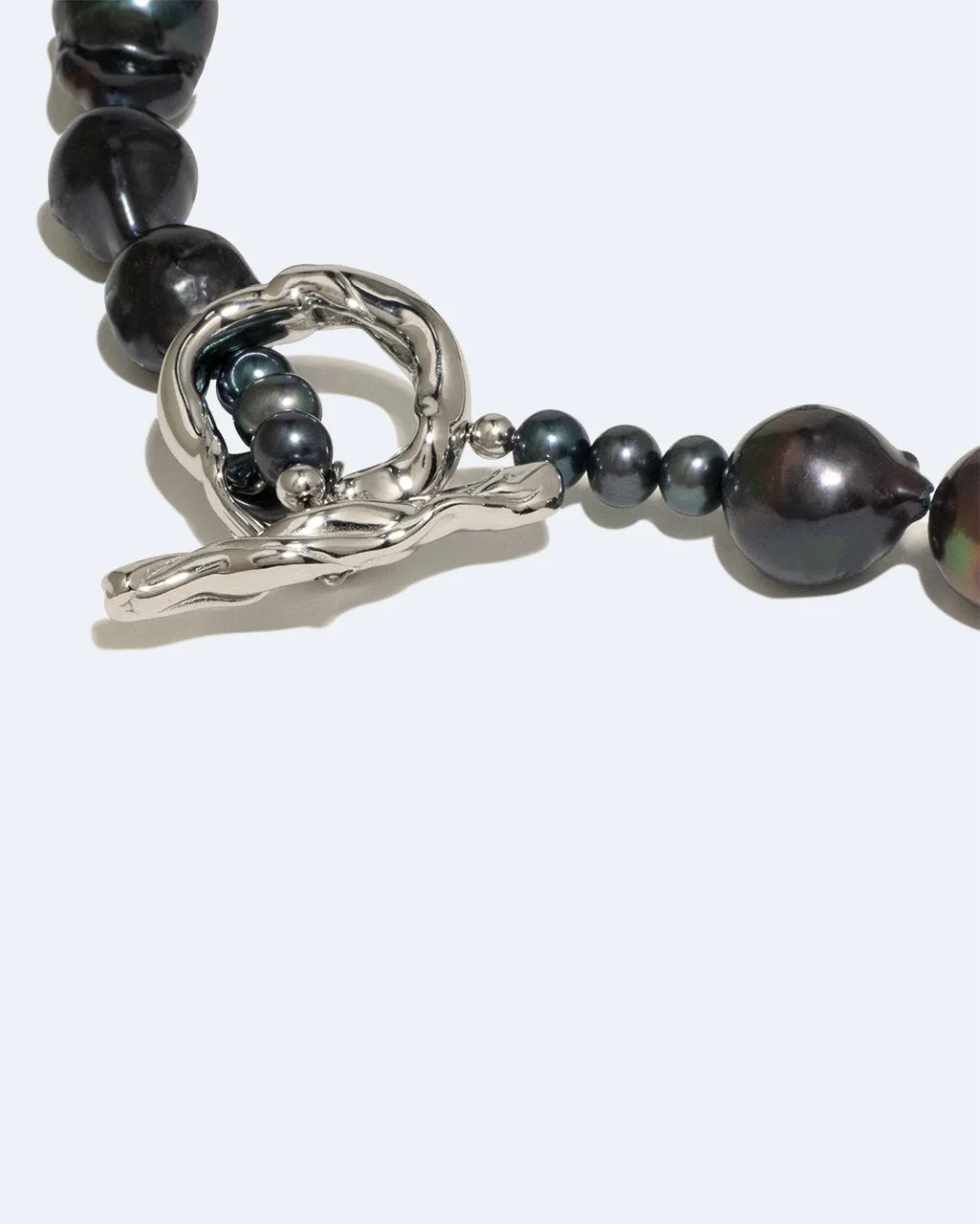 Completedworks Foraging II collier perles résine platine