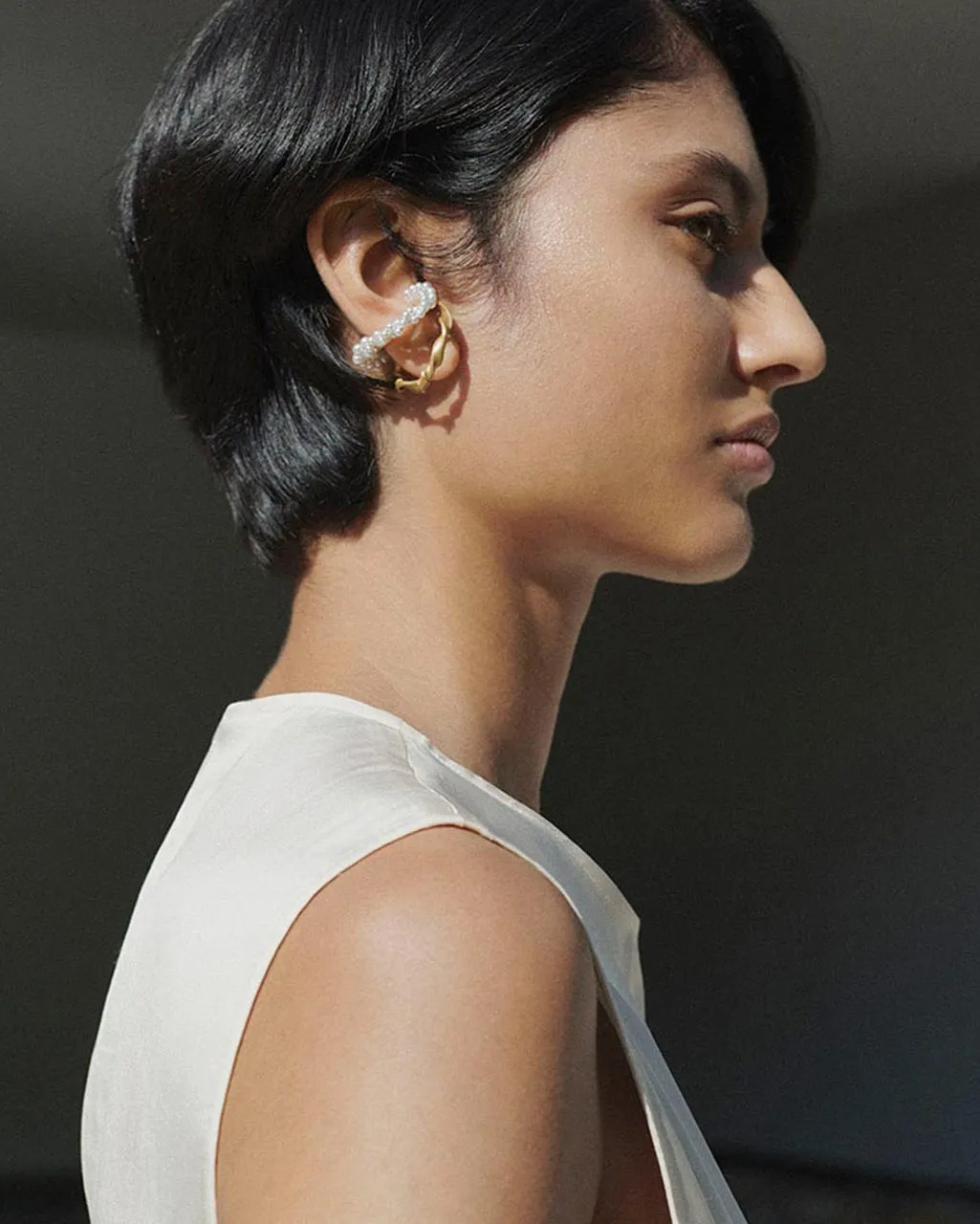 Completedworks A Negotiation with the Infinite ear cuff perle doré