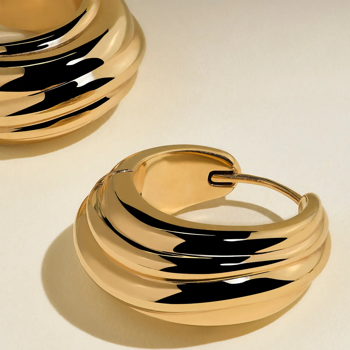 Astrid & Miyu Ripple Wave créoles plaqué or 18 carats