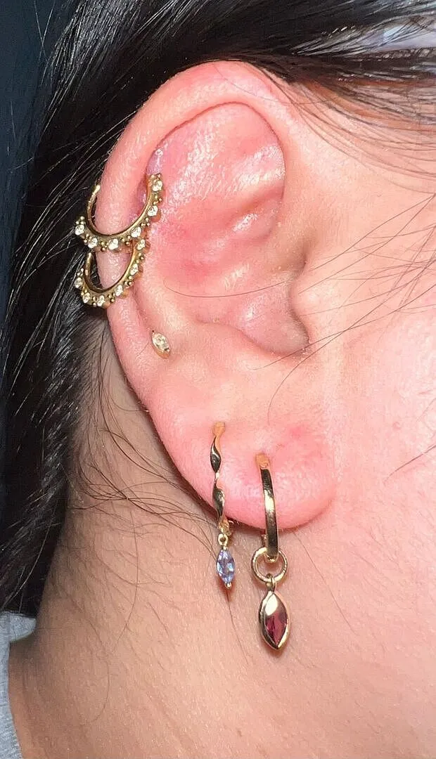 Astrid & Miyu Twist Huggies boucles or massif alexandrite