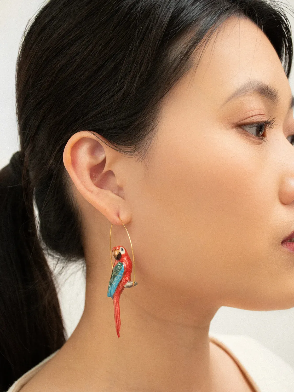 Nach Bijoux Perroquet rouge grandes créoles 7 cm
