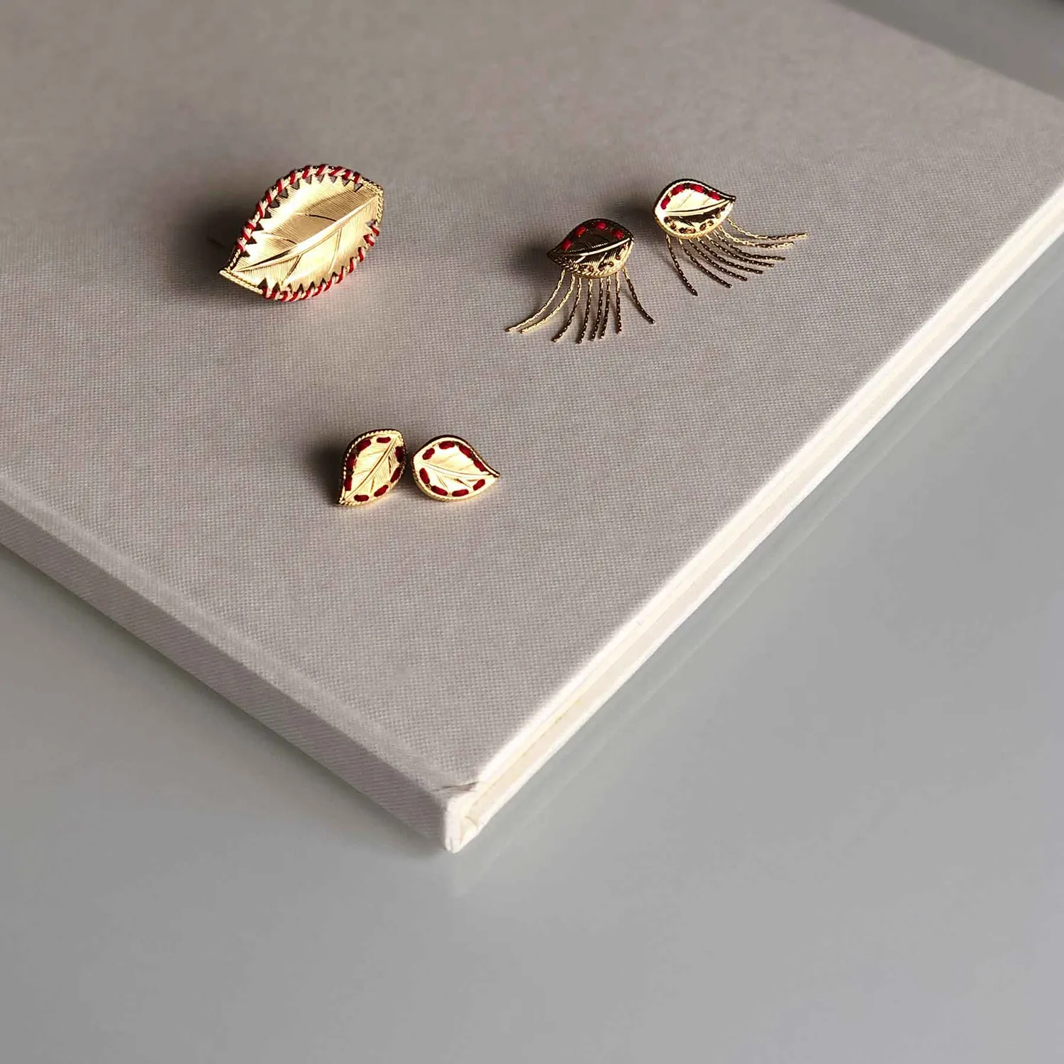 Nao de Paris Feuille brodée broche plaqué or 4 cm