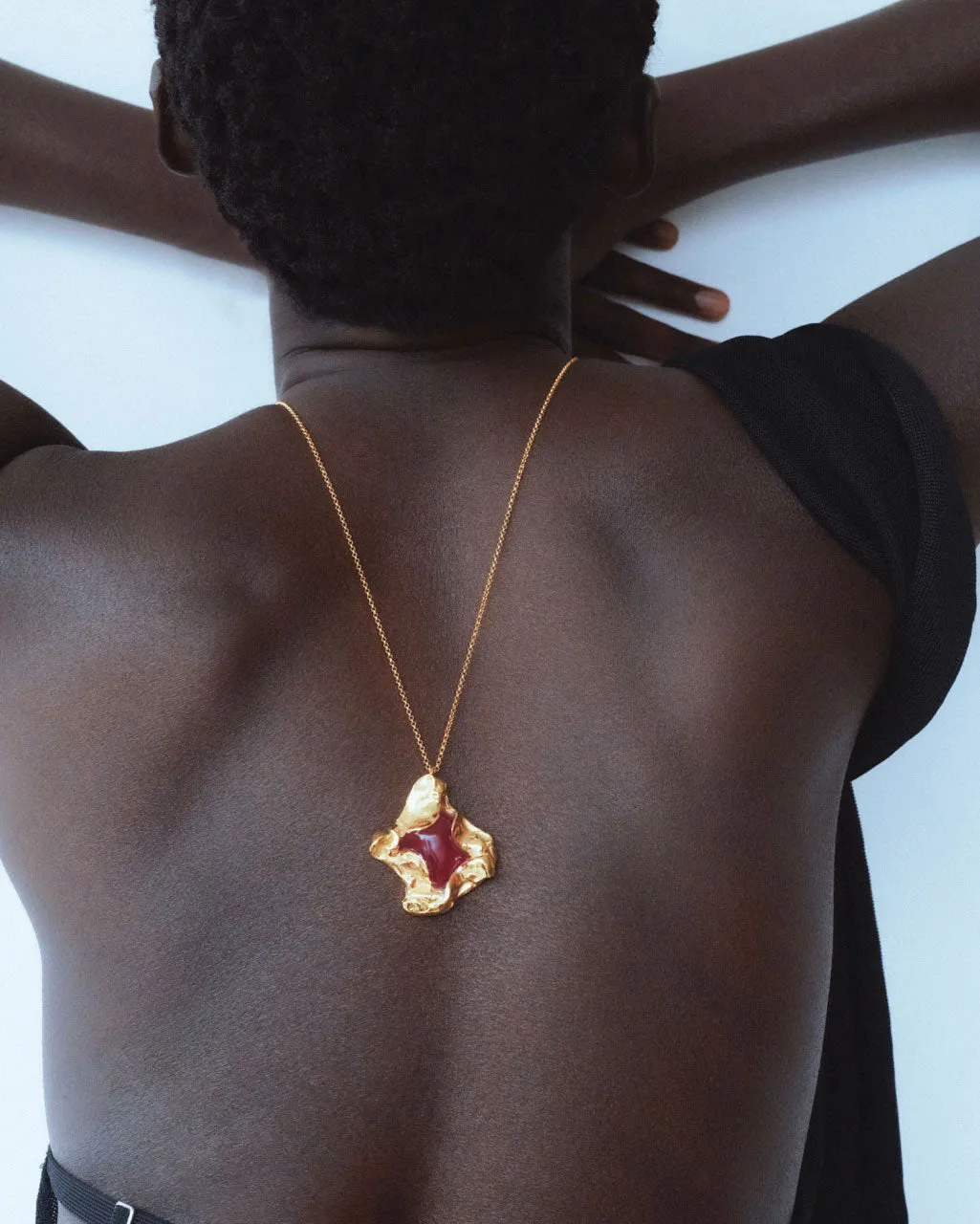 Completedworks Galileo pendentif résine rose plaqué or