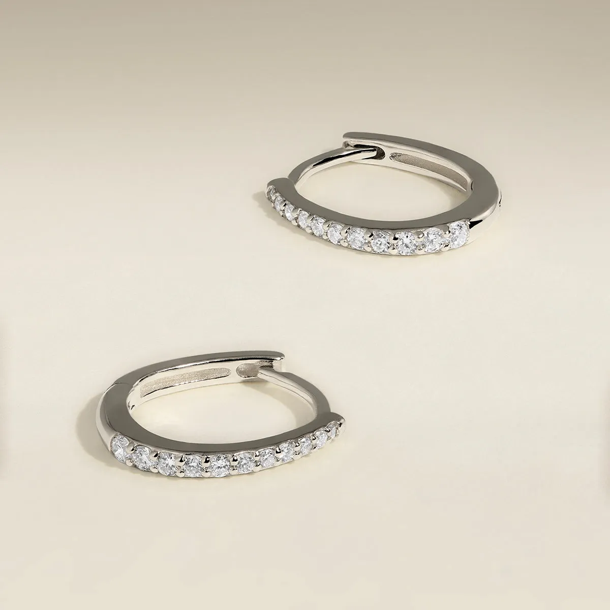 Astrid & Miyu Diamond Pavé créoles or blanc massif