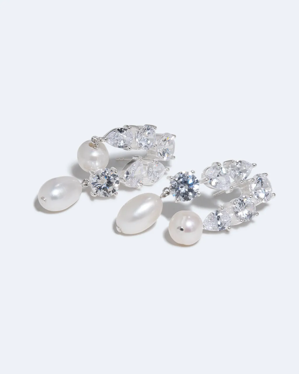 Completedworks Cascading boucles perle zirconia argent
