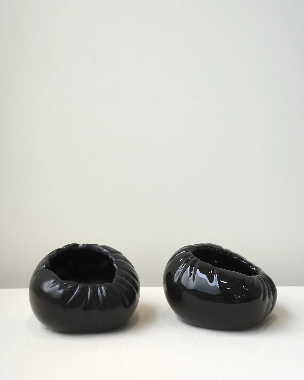 Completedworks Croissant Small Bowl bol noir céramique brillante