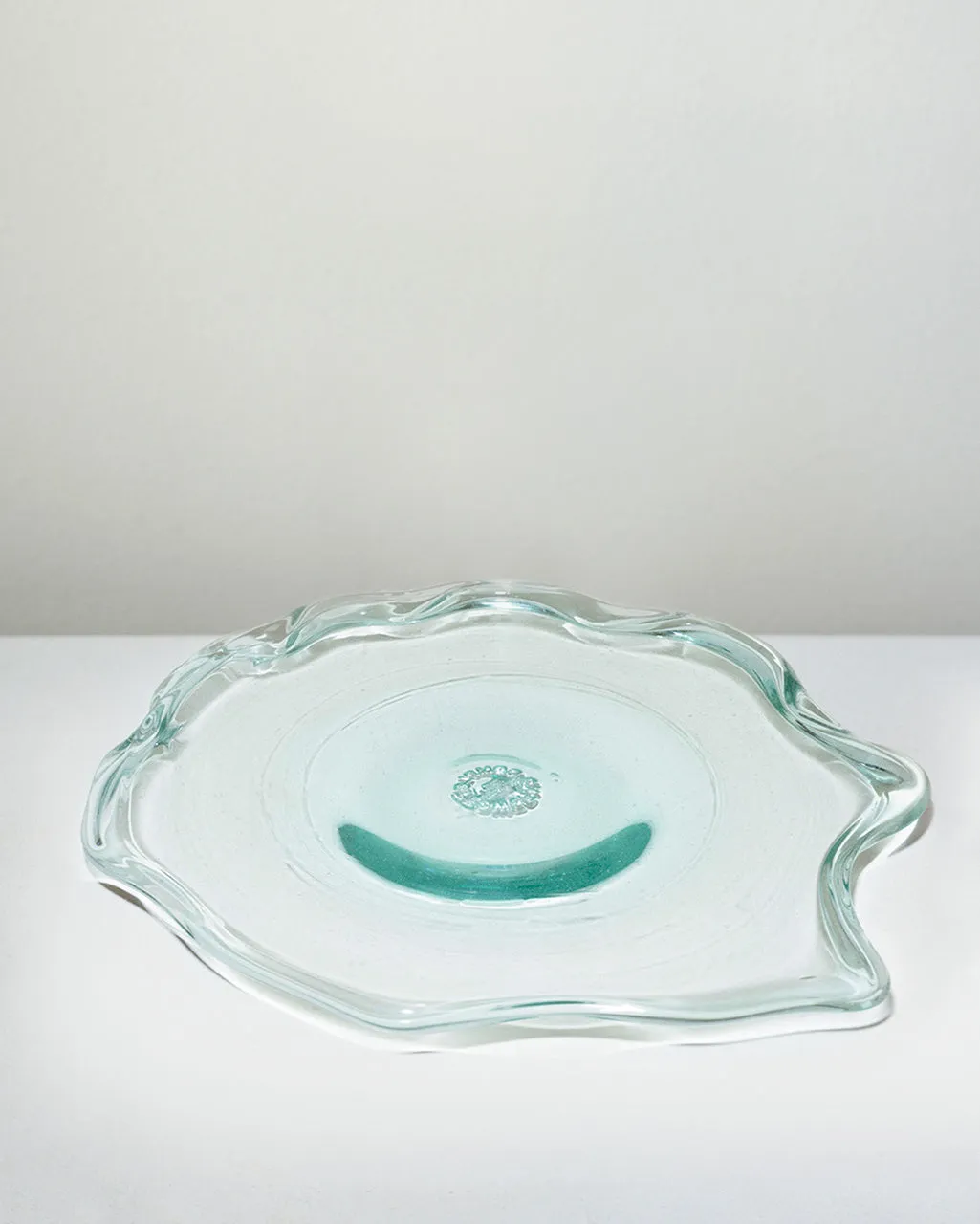 Completedworks Pond Large plat verre recyclé bleu