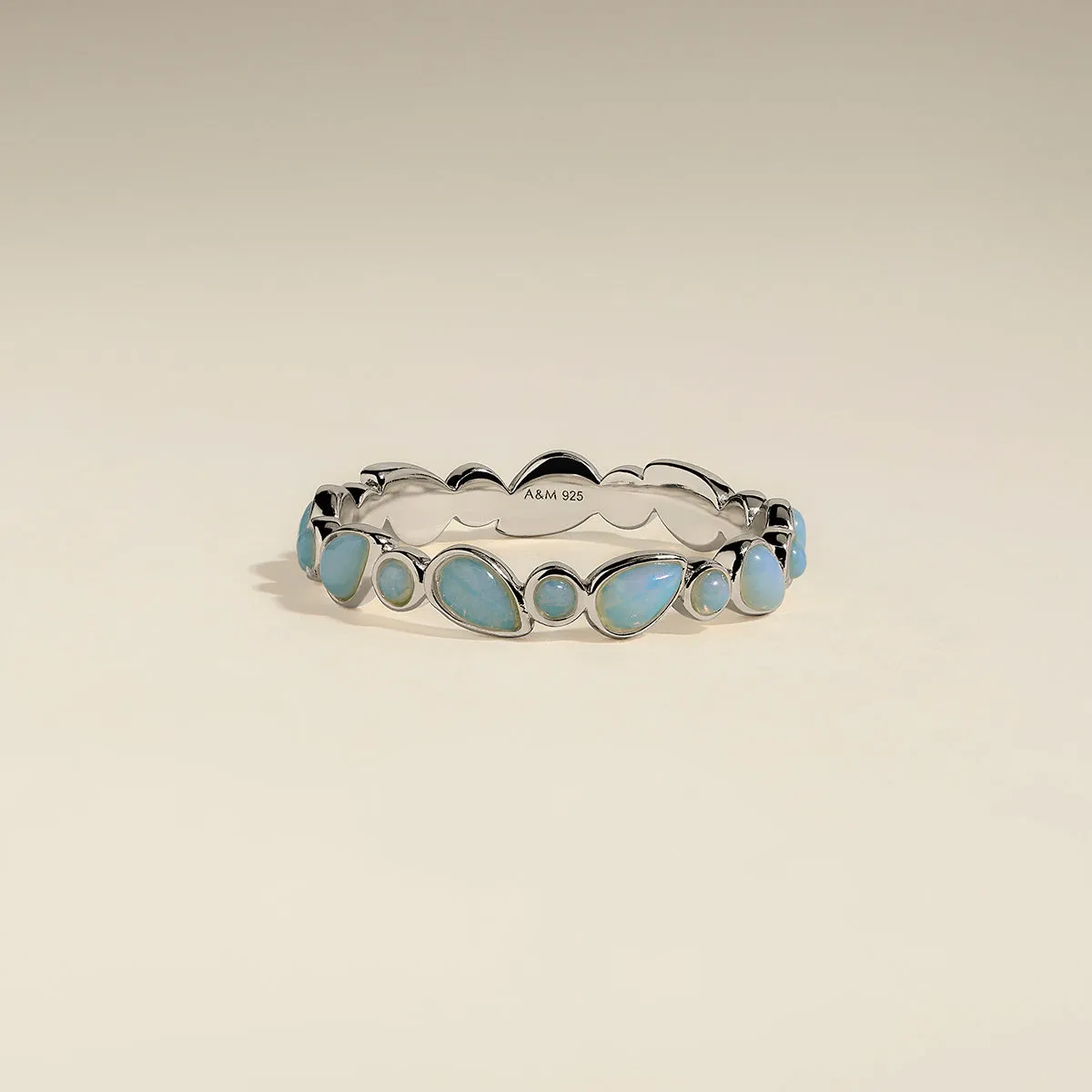 Astrid & Miyu Opal Bezel Band bague argent opales irisées