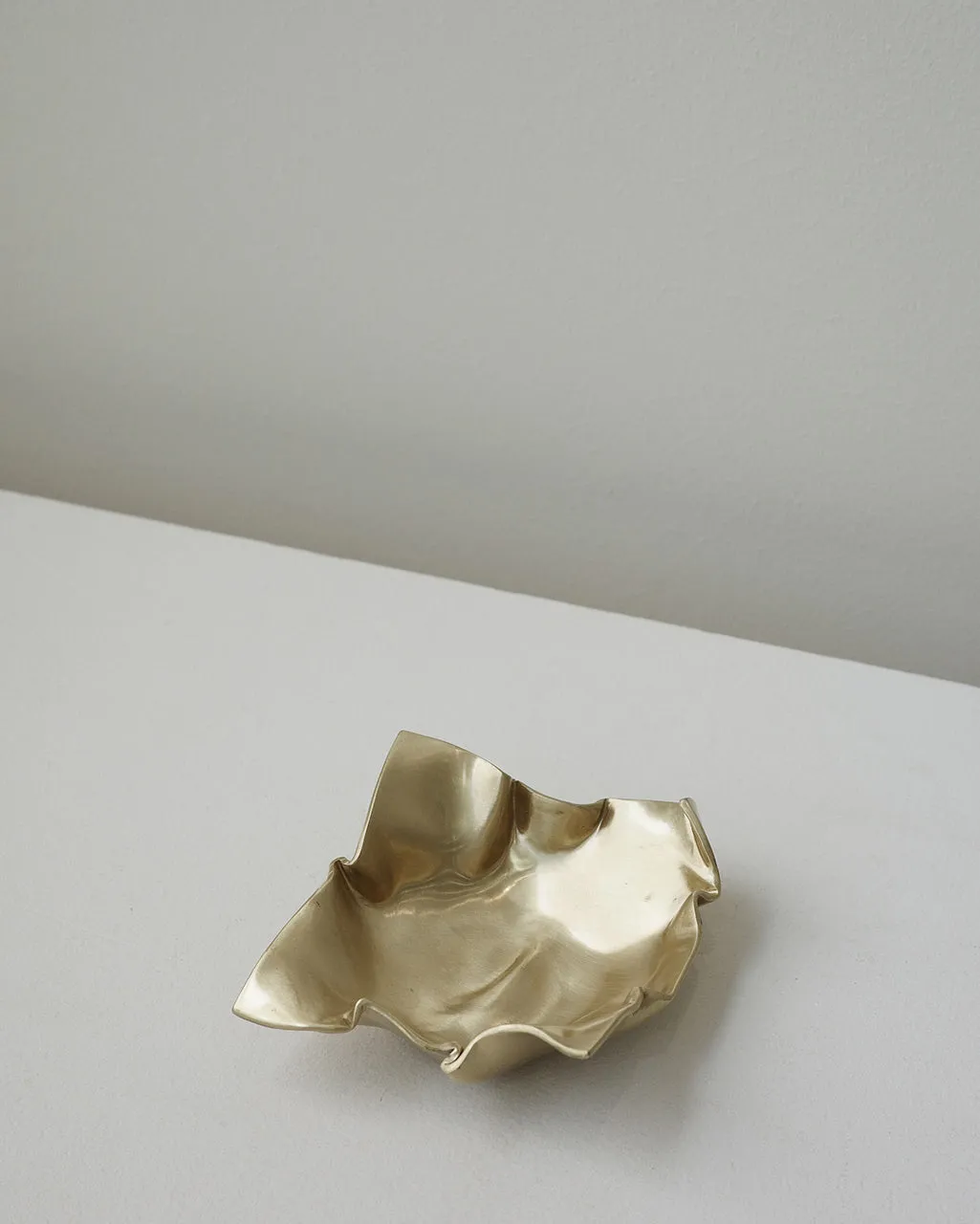 Completedworks Crumpled coupelle laiton brossé