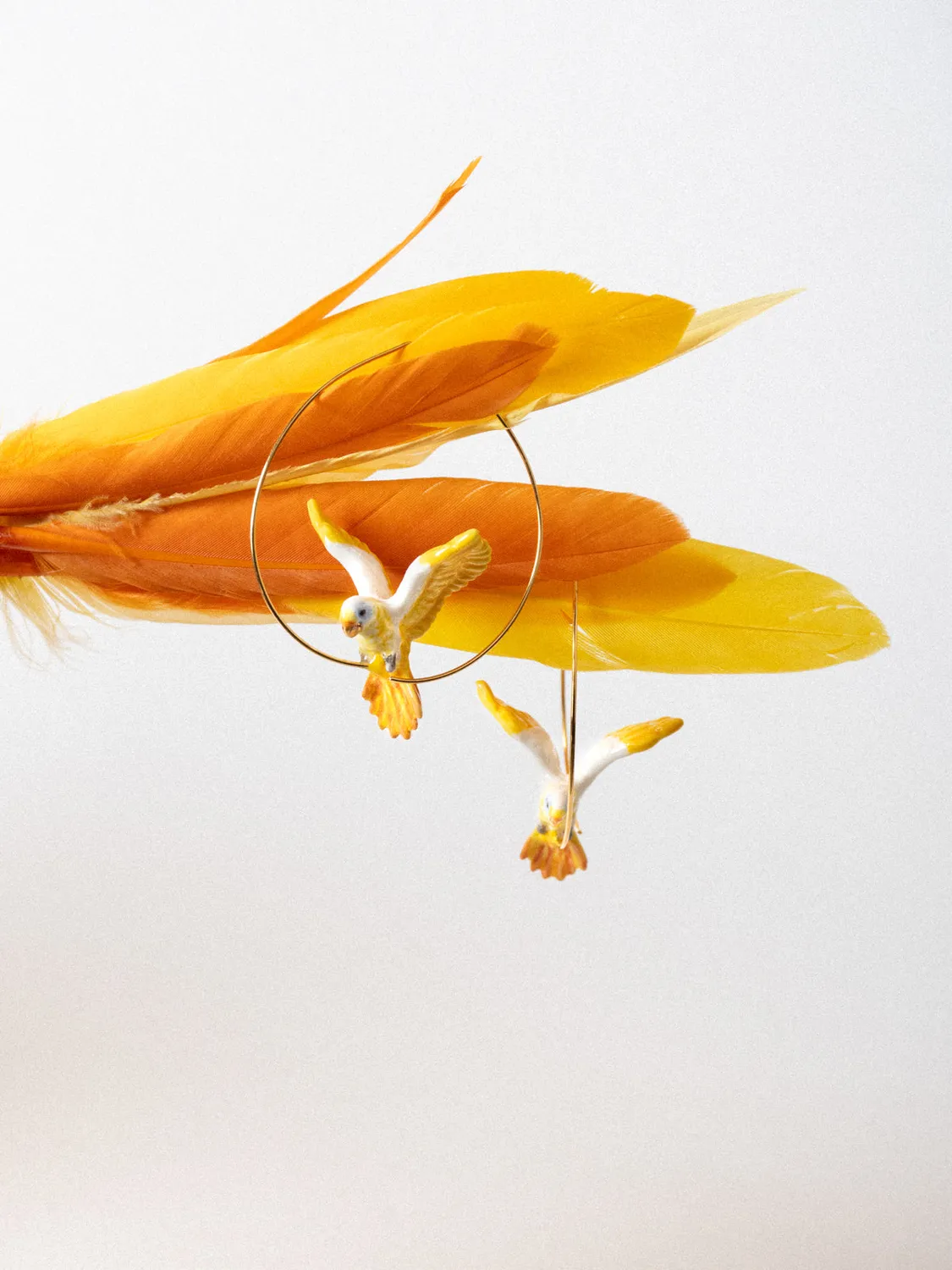 Nach Bijoux perroquet et fleurs boucles d'oreilles créoles bambou jaune