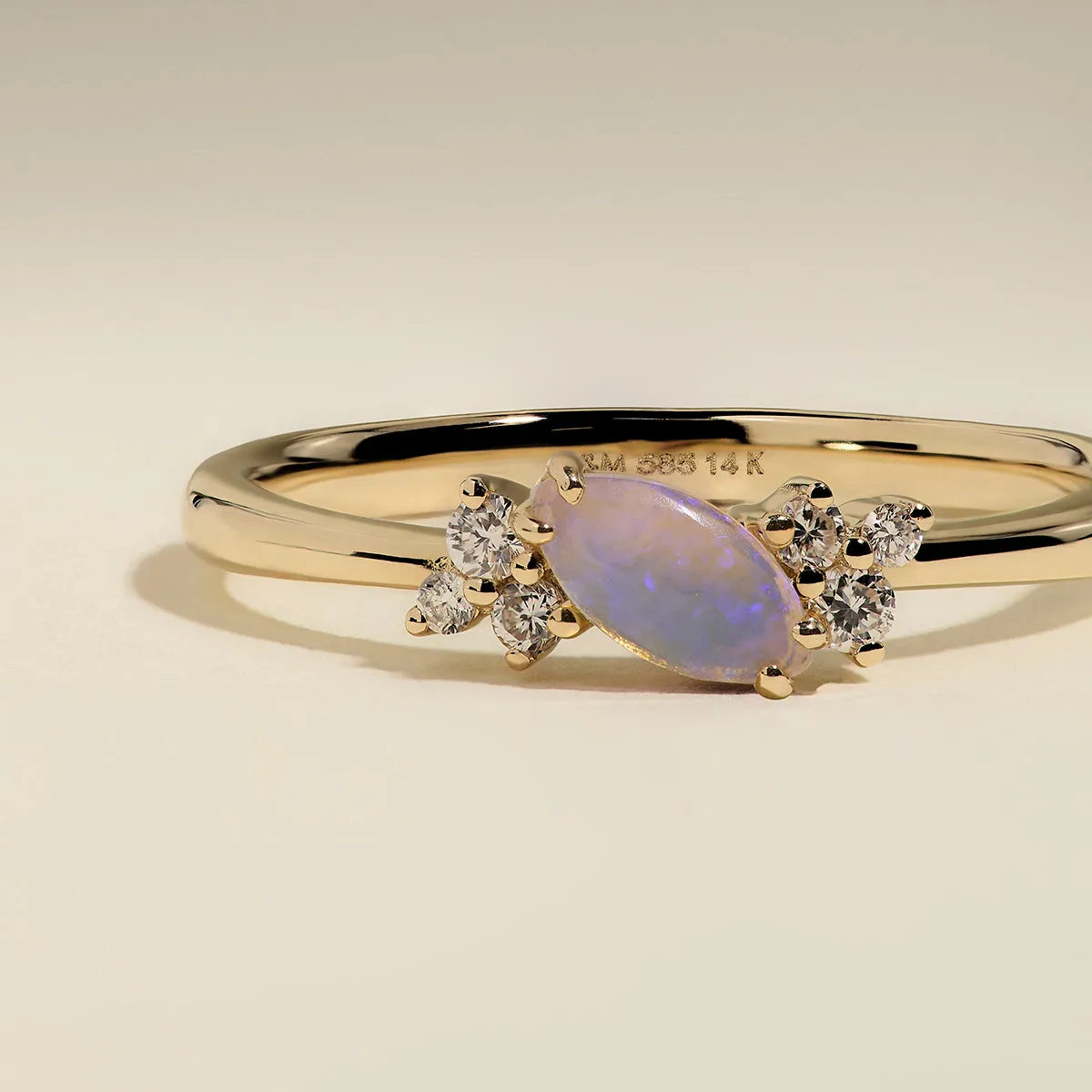 Astrid & Miyu Milestone Opal October bague or massif opale