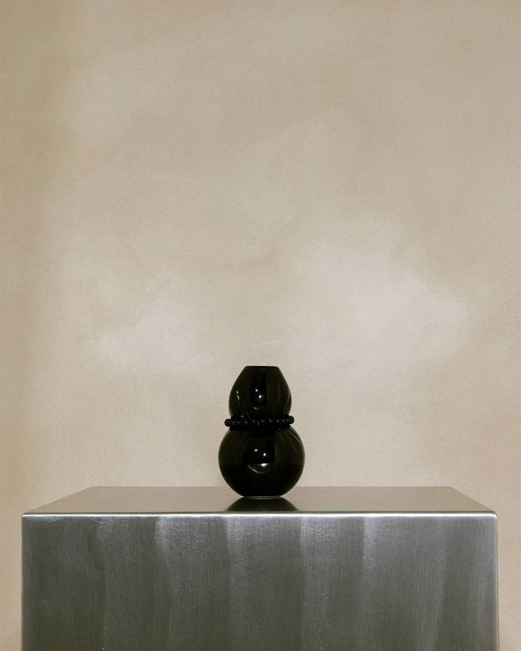 Completedworks Squeezed petit vase céramique noir onyx