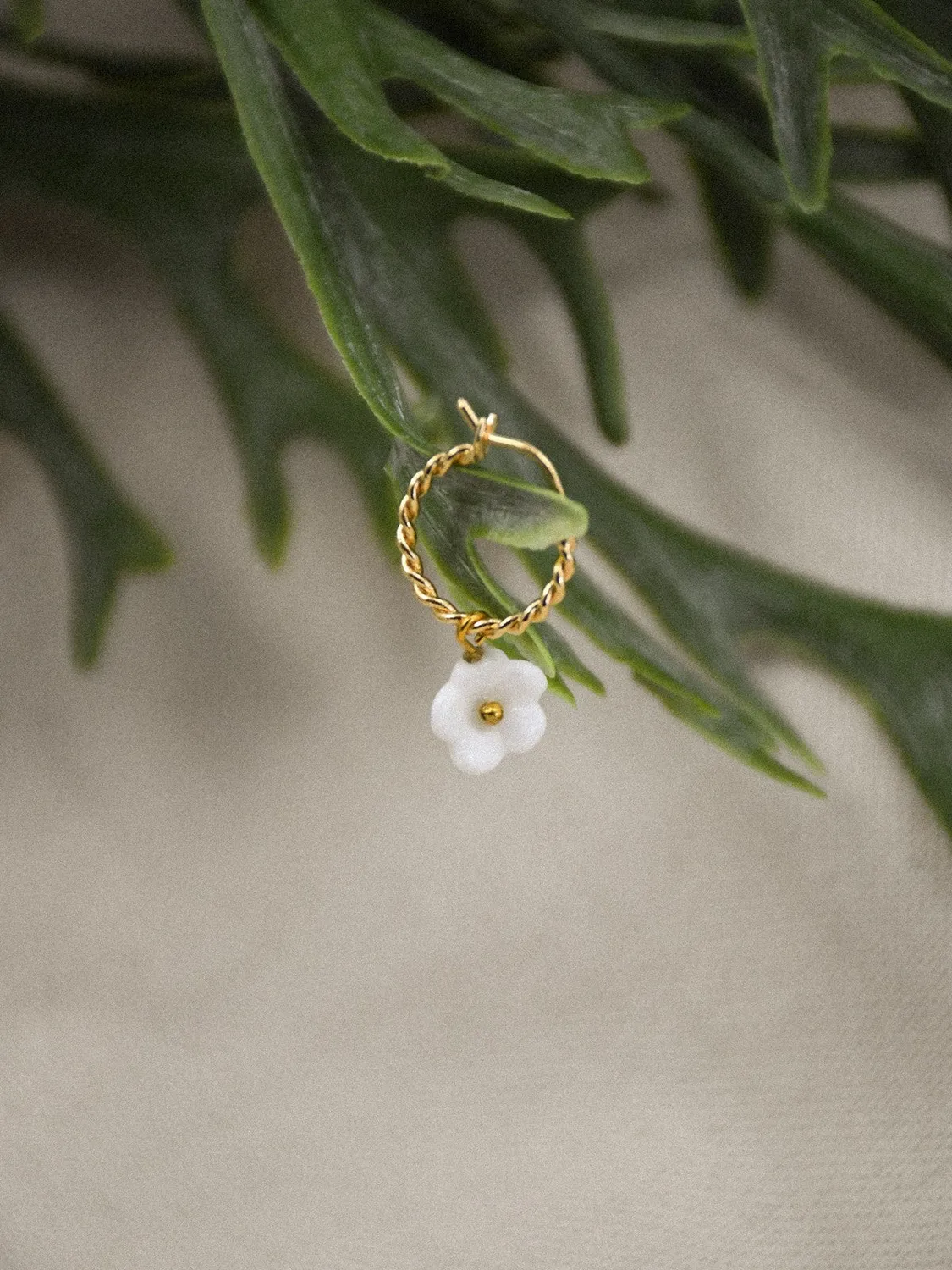 Nach Bijoux Mini créole fleur blanche boucle à l'unité dorée
