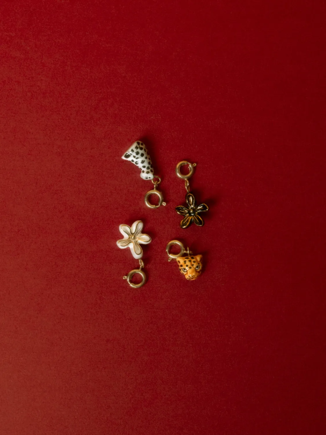 Nach Bijoux Charm fleur d'Erine noire porcelaine dorée