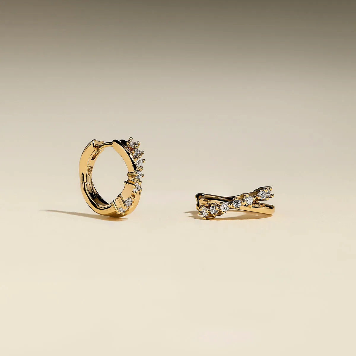 Astrid & Miyu Crystal Crossover Hoops boule or