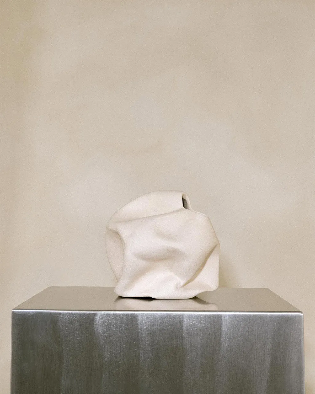 Completedworks Goliath grand vase céramique beige texturé