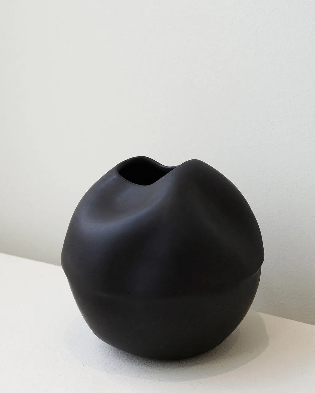Completedworks Fold Banned Book No.2 vase noir mat grand