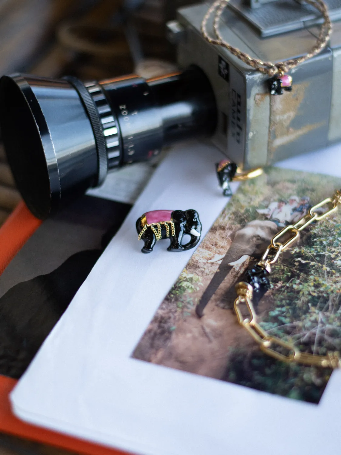 Nach Bijoux Éléphant d'Asie pin's porcelaine 30mm