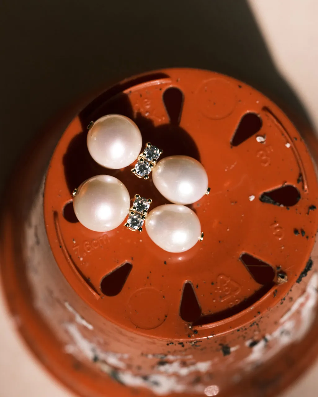 Completedworks Time Waits for No One boucles d'oreilles perles vermeil