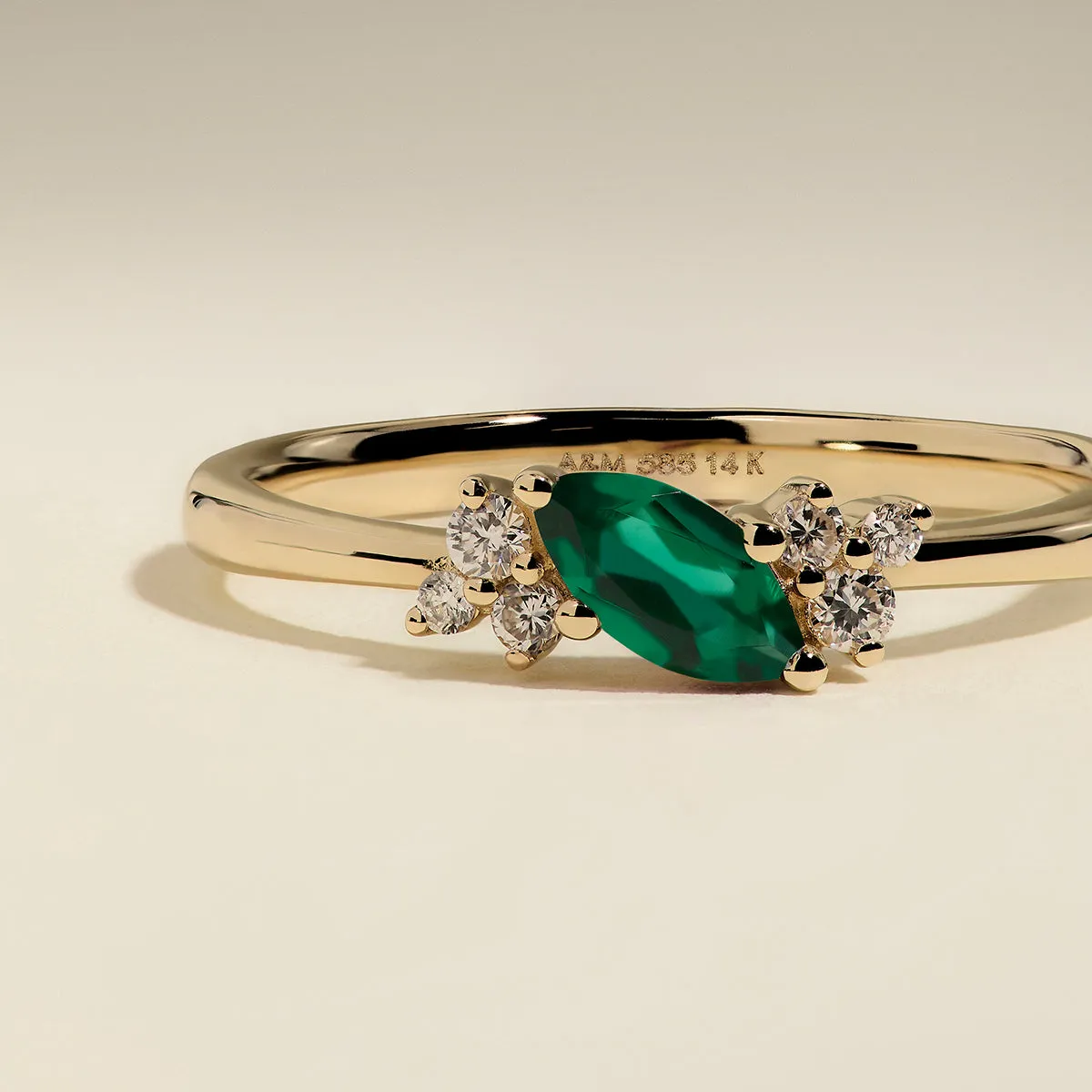 Astrid & Miyu Emerald May Milestone bague or massif émeraude
