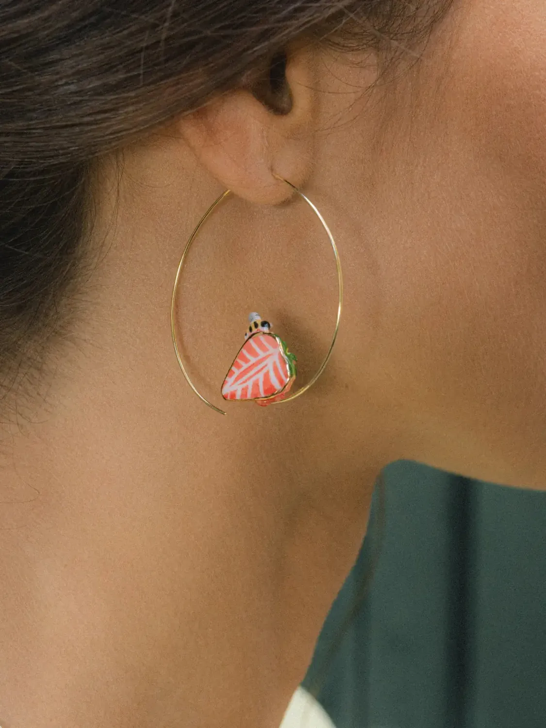 Nach Bijoux moyennes créoles fraise et abeille boucles d'oreilles porcelaine
