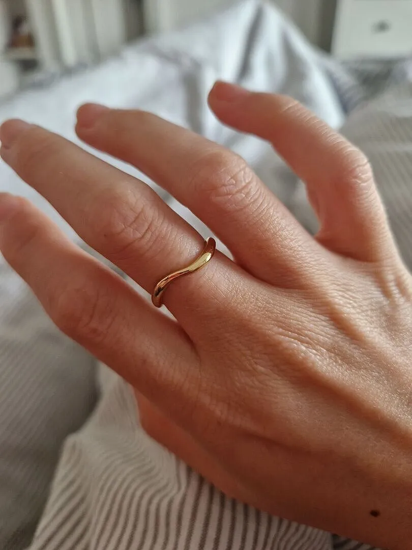 Astrid & Miyu Wave bague dorée ondulée taille P