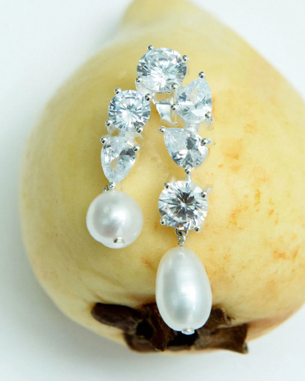 Completedworks Cascading boucles perle zirconia argent
