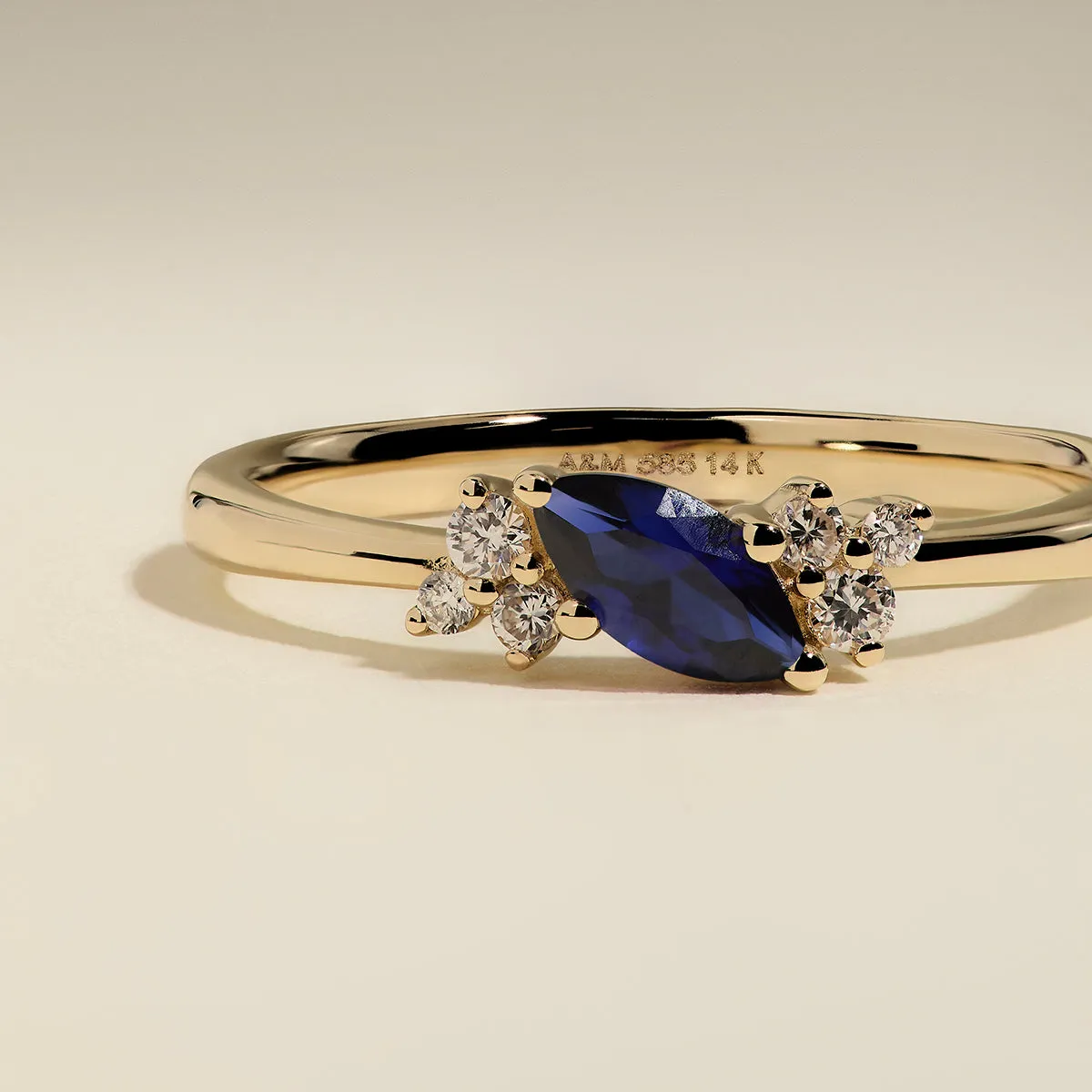 Astrid & Miyu Sapphire September Milestone bague or saphir