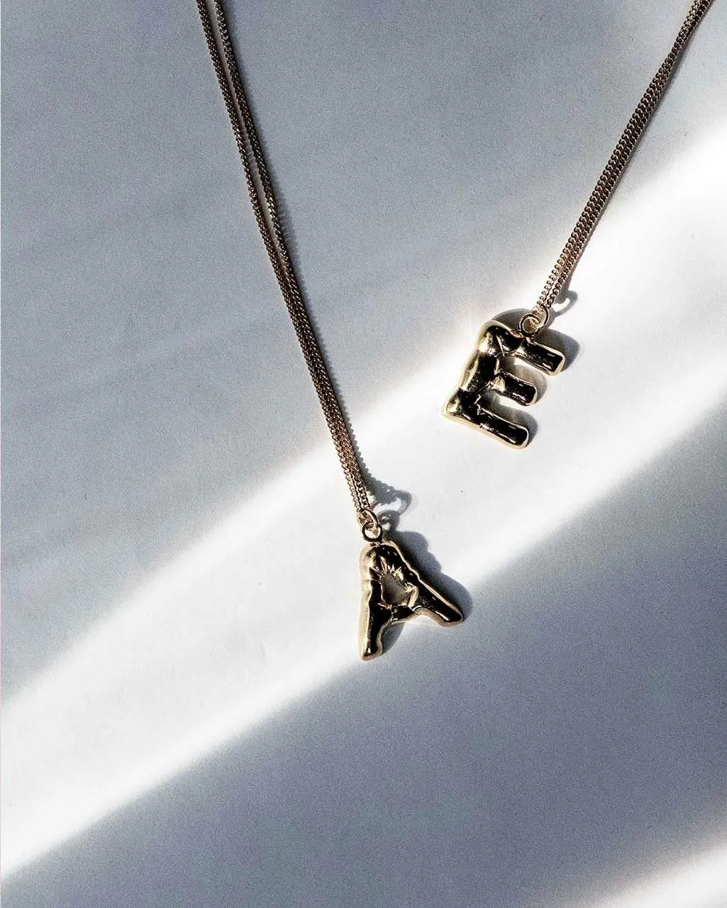 Completedworks Classicworks A collier lettre plaqué or