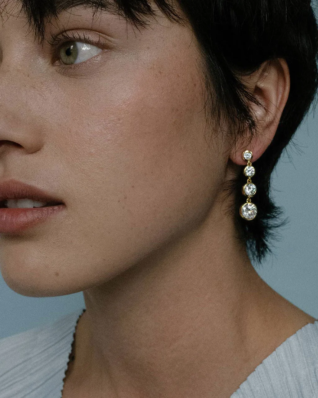 Completedworks Light of the Past II boucles d'oreilles zircone doré